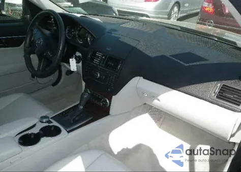 2009 Mercedes-Benz C300 z USA, uszkodzony, nr VIN WDDGF54XX9F240318